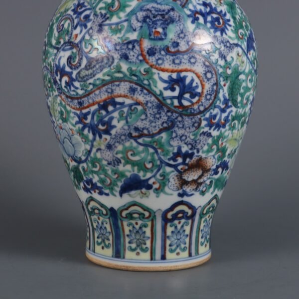 Doucai dragon with lotus vase made in the Qianlong period of the Qing Dynasty - Image 7