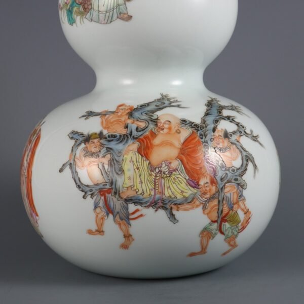 Qing Dynasty Yongzheng Period Famille Rose Eighteen Arhats Gourd Vase - Image 6