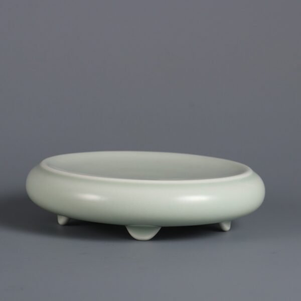 Qing Dynasty Qianlong period bean green glaze pot
