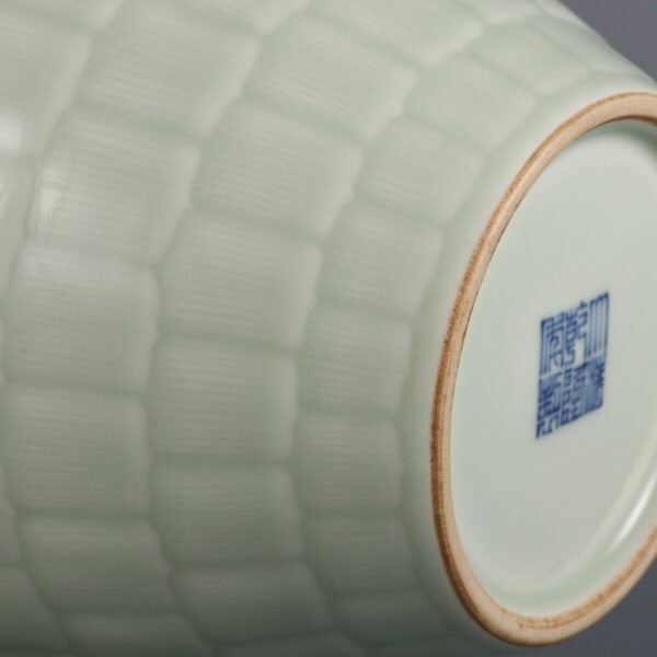 Qing Dynasty Qianlong period bean green glaze carved lotus petal olive vase - Image 8