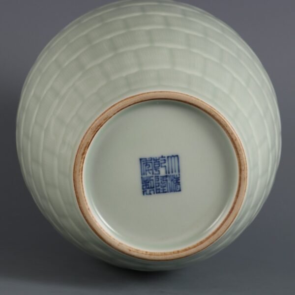 Qing Dynasty Qianlong period bean green glaze carved lotus petal olive vase - Image 7