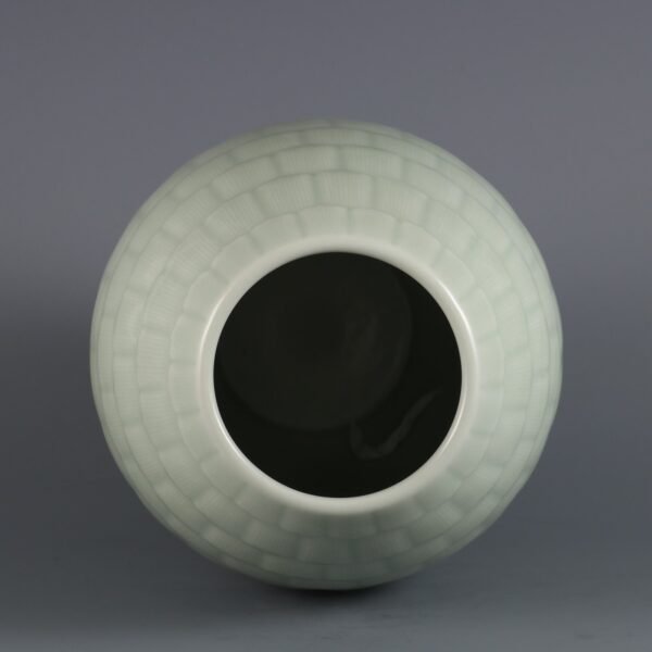 Qing Dynasty Qianlong period bean green glaze carved lotus petal olive vase - Image 6