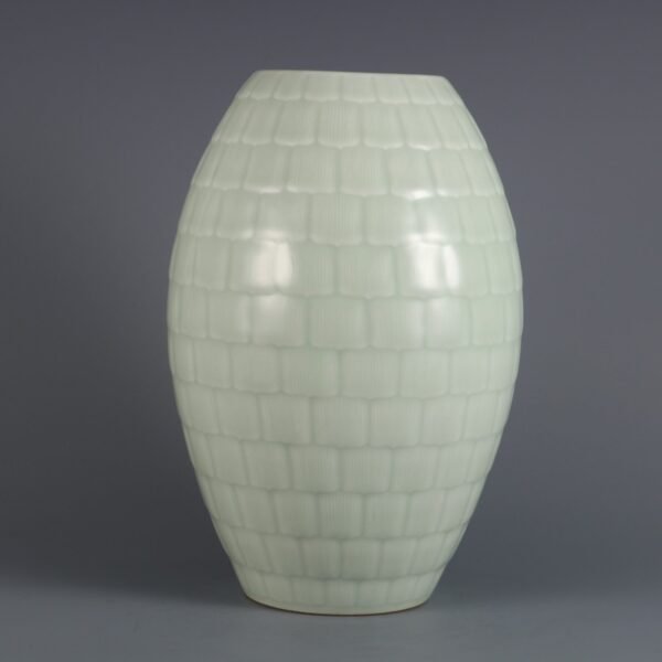 Qing Dynasty Qianlong period bean green glaze carved lotus petal olive vase - Image 2