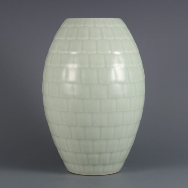 Qing Dynasty Qianlong period bean green glaze carved lotus petal olive vase