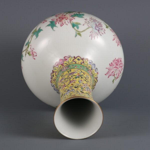 Qing Dynasty Qianlong period powder enamel poppy appreciation vase - Image 5