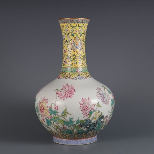 Qing Dynasty Qianlong period powder enamel poppy appreciation vase