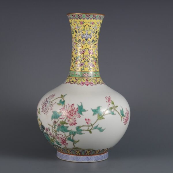 Qing Dynasty Qianlong period powder enamel poppy appreciation vase - Image 2