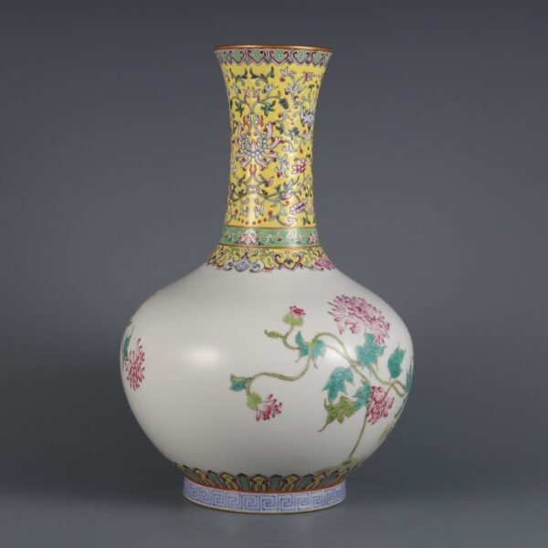 Qing Dynasty Qianlong period powder enamel poppy appreciation vase - Image 7