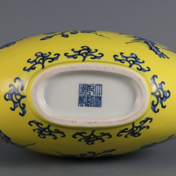 flower and bird pattern double-ear flat vase made in the Qianlong period of the Qing Dynasty - Image 10