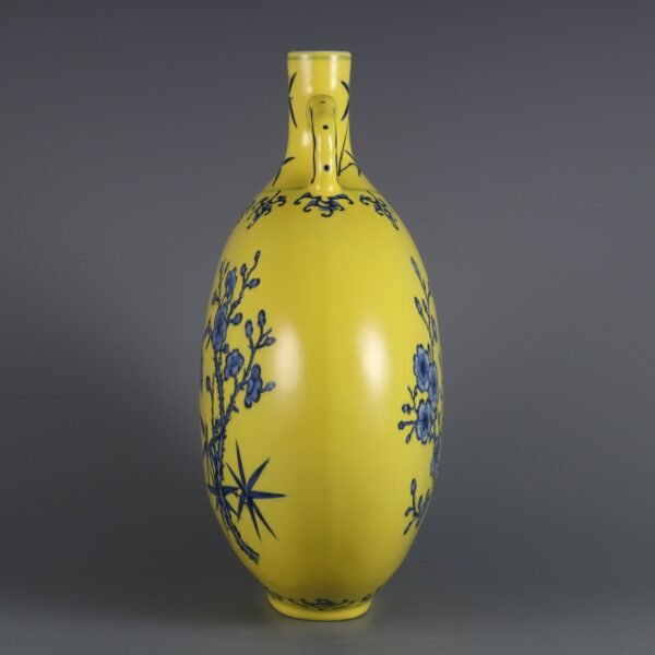 flower and bird pattern double-ear flat vase made in the Qianlong period of the Qing Dynasty - Image 3