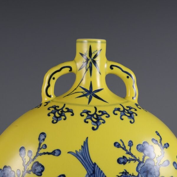 flower and bird pattern double-ear flat vase made in the Qianlong period of the Qing Dynasty - Image 5