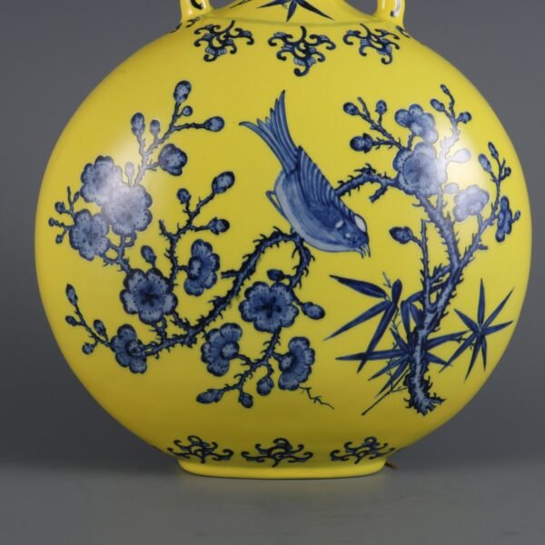 flower and bird pattern double-ear flat vase made in the Qianlong period of the Qing Dynasty - Image 7
