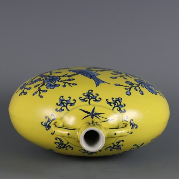 flower and bird pattern double-ear flat vase made in the Qianlong period of the Qing Dynasty - Image 8