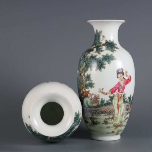 A pair of enamel painted Guanyin vases made in the Qianlong period of the Qing Dynasty - Image 5