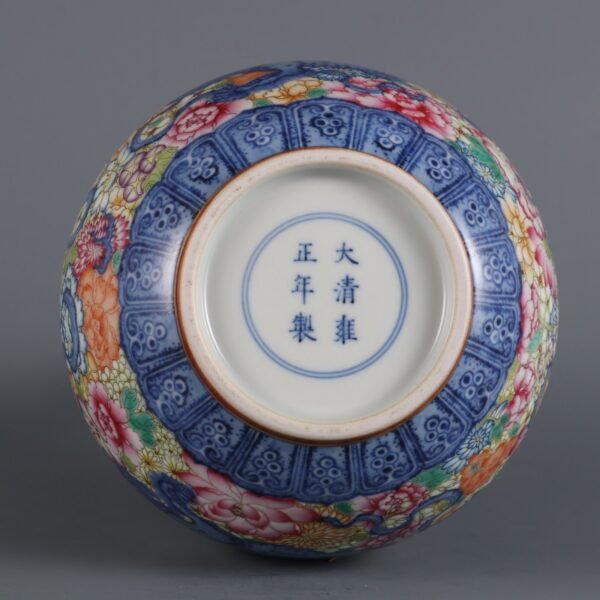 Qing Yongzheng blue and white with pink enamel flower pattern vase - Image 9