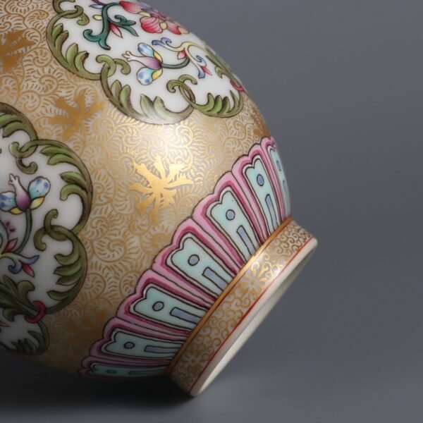 Qing Yongzheng period enameled passionflower pattern gold painted flower vase - Image 3