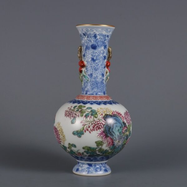 Qing Dynasty Qianlong period blue and white with pink chrysanthemum poem small appreciation vase - Image 2