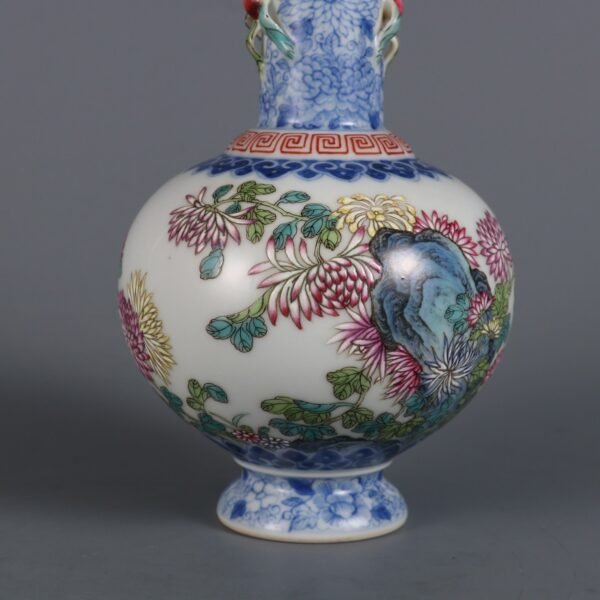 Qing Dynasty Qianlong period blue and white with pink chrysanthemum poem small appreciation vase - Image 4