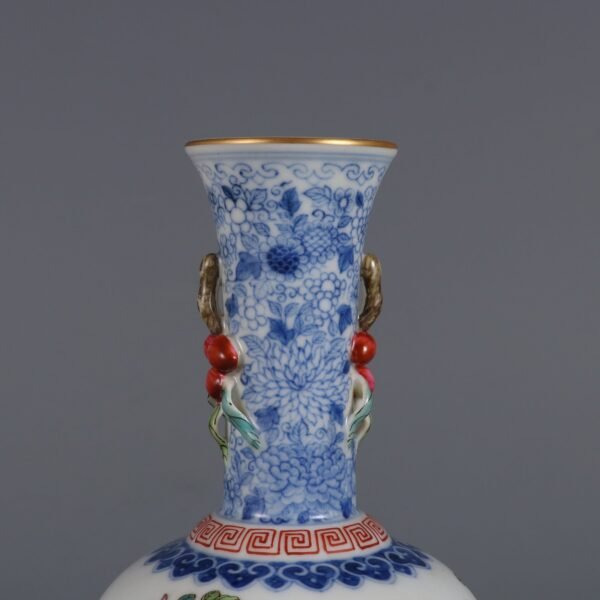 Qing Dynasty Qianlong period blue and white with pink chrysanthemum poem small appreciation vase - Image 5