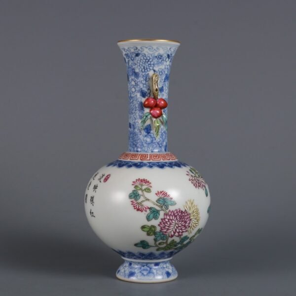 Qing Dynasty Qianlong period blue and white with pink chrysanthemum poem small appreciation vase - Image 6