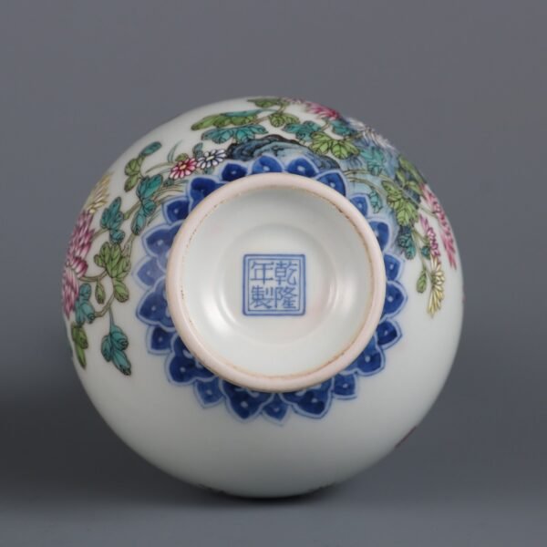 Qing Dynasty Qianlong period blue and white with pink chrysanthemum poem small appreciation vase - Image 8