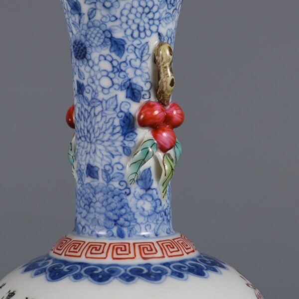 Qing Dynasty Qianlong period blue and white with pink chrysanthemum poem small appreciation vase - Image 9