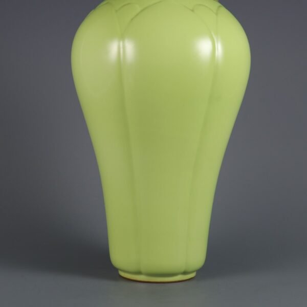 Yellow glaze carved lotus petals gold-painted vase made in the Qianlong period of the Qing Dynasty - Image 3