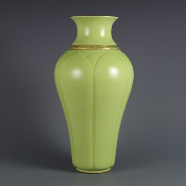 Yellow glaze carved lotus petals gold-painted vase made in the Qianlong period of the Qing Dynasty - Image 2