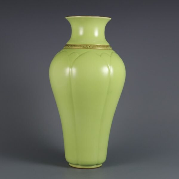Yellow glaze carved lotus petals gold-painted vase made in the Qianlong period of the Qing Dynasty