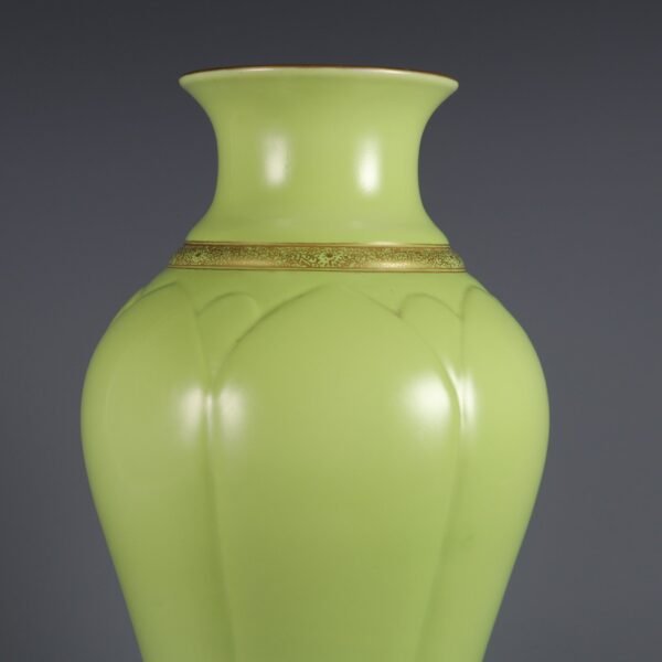 Yellow glaze carved lotus petals gold-painted vase made in the Qianlong period of the Qing Dynasty - Image 6