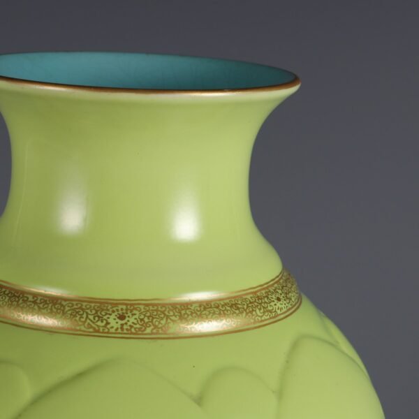 Yellow glaze carved lotus petals gold-painted vase made in the Qianlong period of the Qing Dynasty - Image 5
