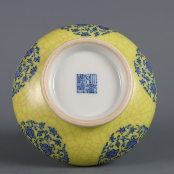white phoenix pattern beetle vase made in the Qianlong period of the Qing Dynasty - Image 3