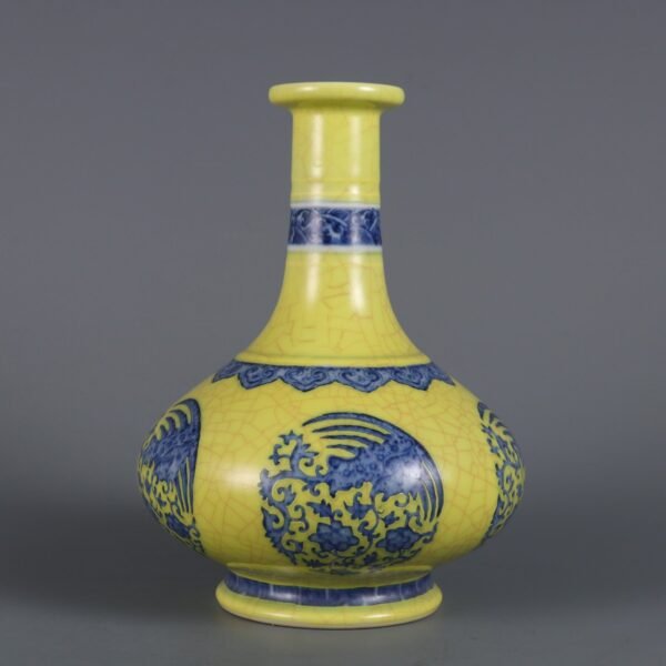white phoenix pattern beetle vase made in the Qianlong period of the Qing Dynasty