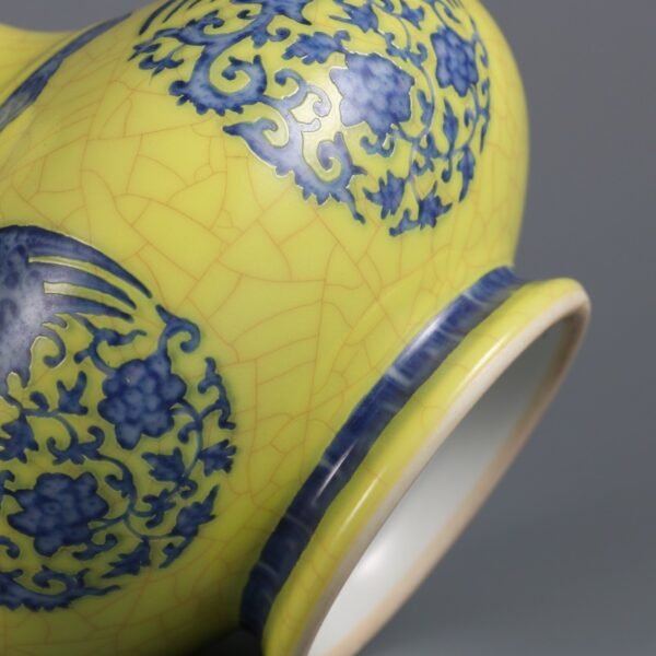 white phoenix pattern beetle vase made in the Qianlong period of the Qing Dynasty - Image 7