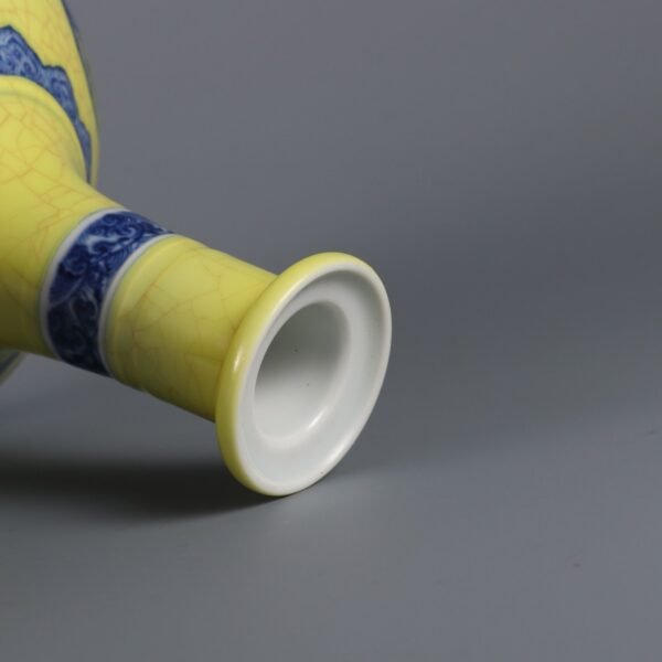 white phoenix pattern beetle vase made in the Qianlong period of the Qing Dynasty - Image 9