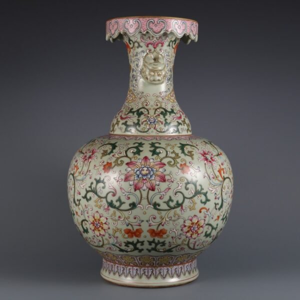 Qing Dynasty Qianlong period bean green glaze and pink passionflower pattern large vase - Image 2