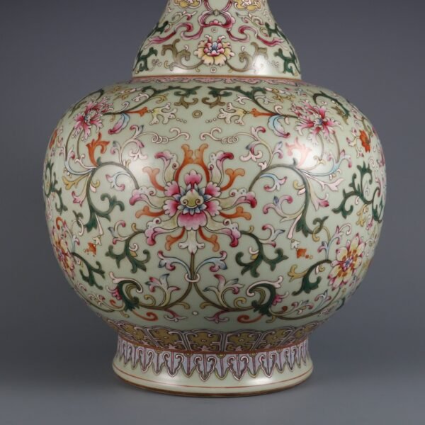 Qing Dynasty Qianlong period bean green glaze and pink passionflower pattern large vase - Image 3