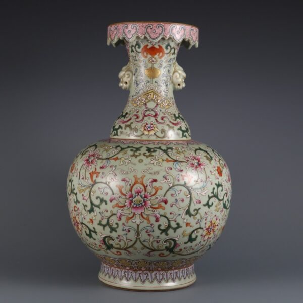 Qing Dynasty Qianlong period bean green glaze and pink passionflower pattern large vase - Image 4