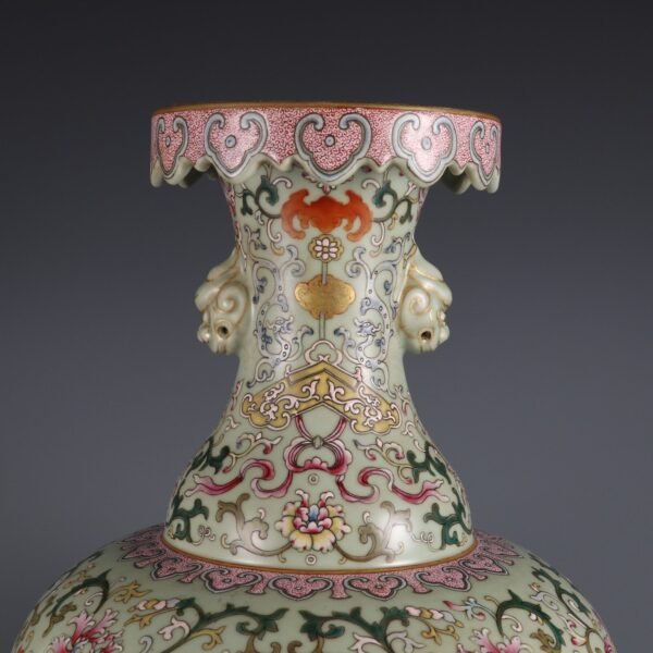 Qing Dynasty Qianlong period bean green glaze and pink passionflower pattern large vase - Image 5