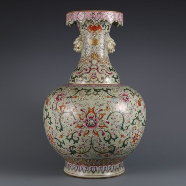 Qing Dynasty Qianlong period bean green glaze and pink passionflower pattern large vase