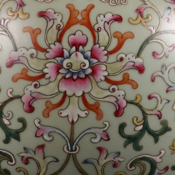 Qing Dynasty Qianlong period bean green glaze and pink passionflower pattern large vase - Image 7