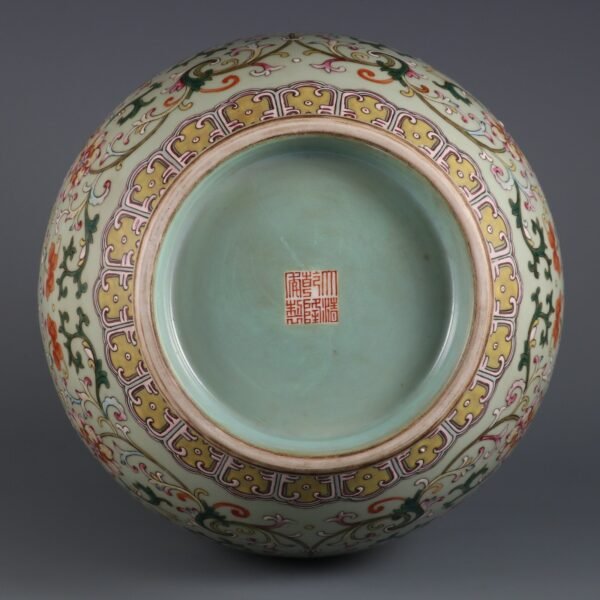 Qing Dynasty Qianlong period bean green glaze and pink passionflower pattern large vase - Image 8