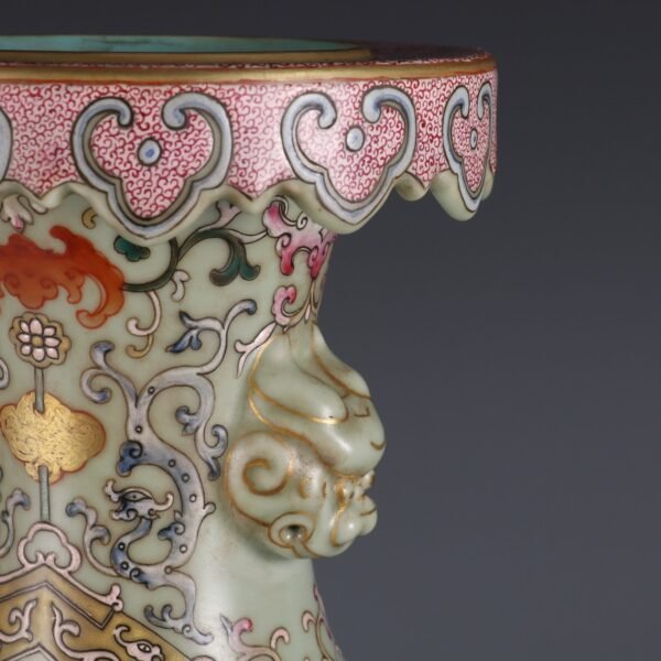 Qing Dynasty Qianlong period bean green glaze and pink passionflower pattern large vase - Image 9