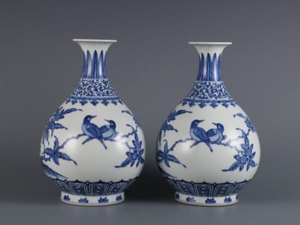 jade vases with flower and bird patterns made in the Yongzheng period of the Qing Dynasty