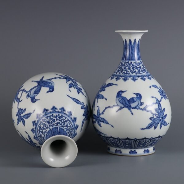 jade vases with flower and bird patterns made in the Yongzheng period of the Qing Dynasty - Image 2