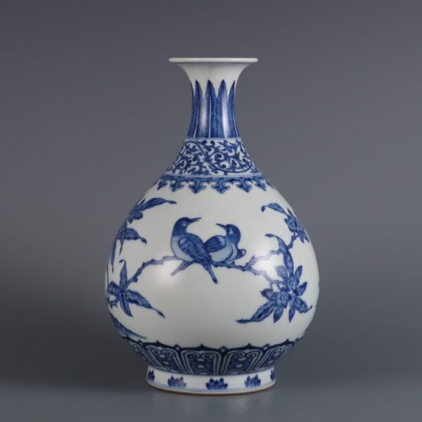 jade vases with flower and bird patterns made in the Yongzheng period of the Qing Dynasty - Image 5