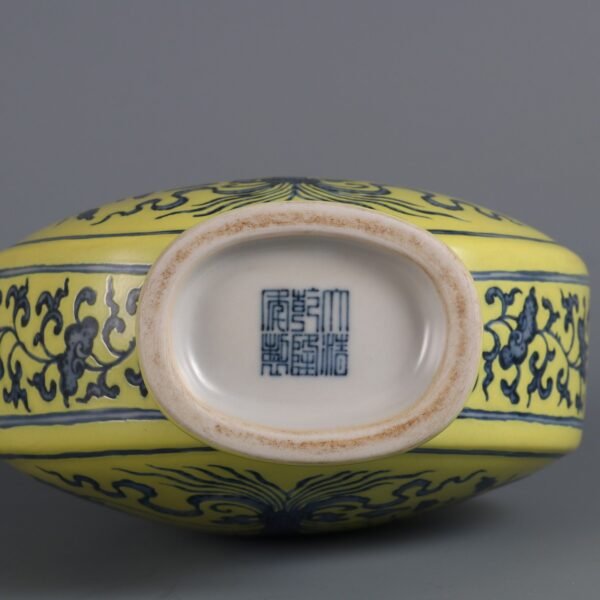 pattern double-eared flat vase made in the Qianlong period of the Qing Dynasty - Image 8