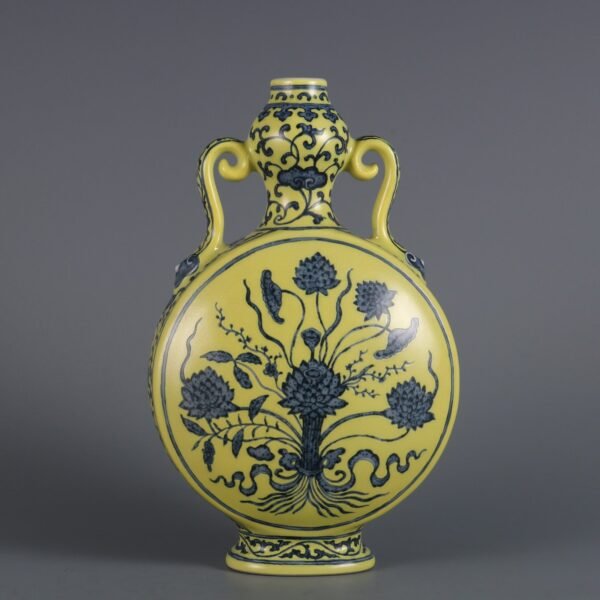 pattern double-eared flat vase made in the Qianlong period of the Qing Dynasty