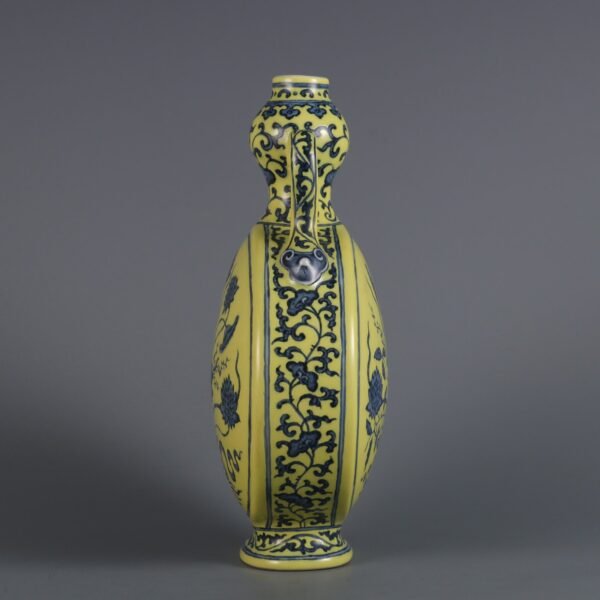 pattern double-eared flat vase made in the Qianlong period of the Qing Dynasty - Image 3