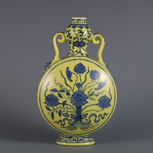 pattern double-eared flat vase made in the Qianlong period of the Qing Dynasty - Image 2